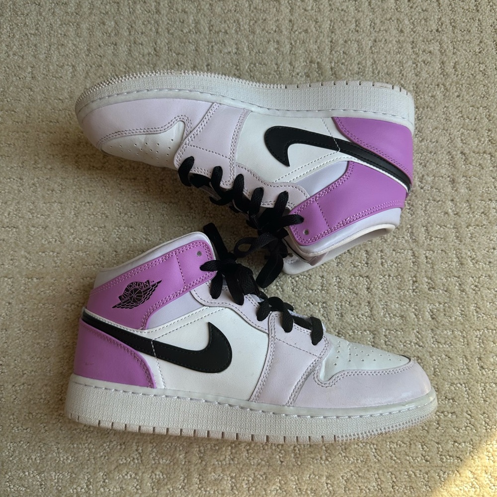 Air Jordan 1 Mid (GS) Barely Grape/Black White 6.5 Y